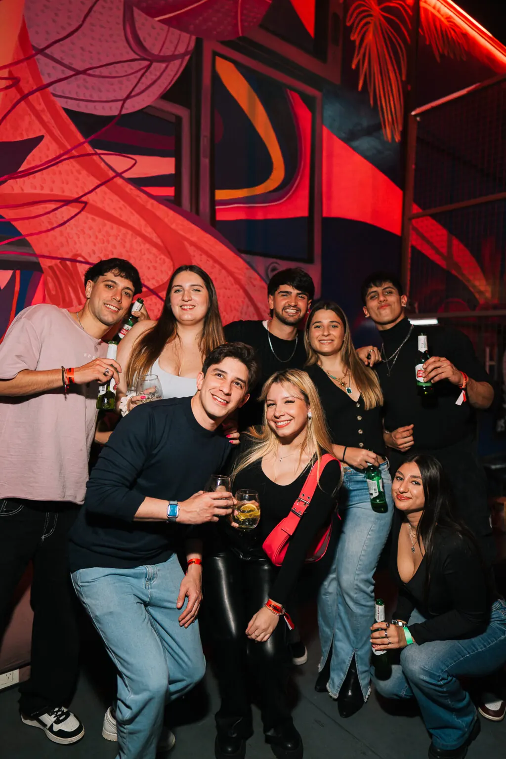 Grupo de personas celebrando en Aribau