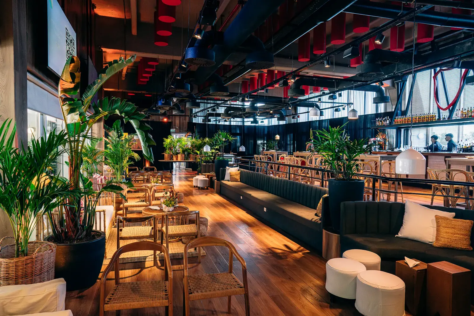 Salón de Aribau con plantas y mesas de madera